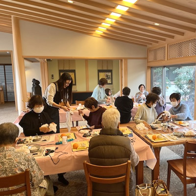 手作り手芸「作ってみよう！素敵なホワイトクリスマスリース」1